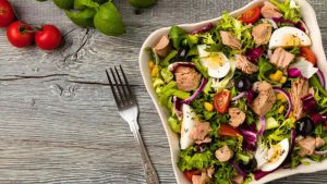 Salad ca hoi 5 300x169 - Top 14 món ăn ngon từ cá hồi cực kỳ bổ dưỡng cho cơ thể