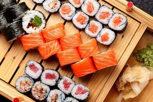 Sushi ca hoi 1 300x200 - Top 14 món ăn ngon từ cá hồi cực kỳ bổ dưỡng cho cơ thể